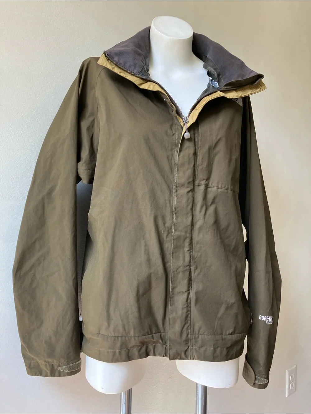 The North Face | Venture 2 Hooded Waterproof Windbreaker Jacket in Olive